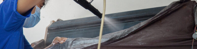 Air,Conditioning,Technician,Is,Cleaning,Air,Conditioner.