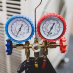 Electrical,Technician,Conditioning,Using,Manifold,Gauge,Measuring,Tool,Checking,Refrigerant