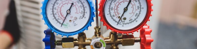 Electrical,Technician,Conditioning,Using,Manifold,Gauge,Measuring,Tool,Checking,Refrigerant